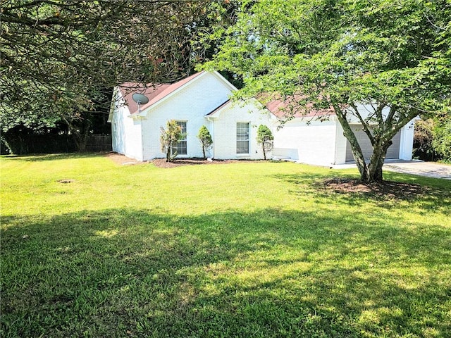 view of front facade featuring a front lawn and a garage