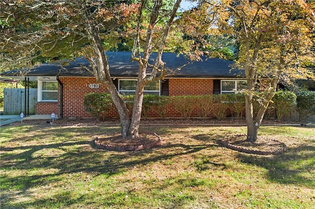 ranch-style home featuring a front lawn