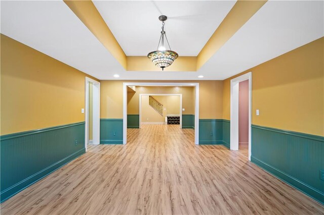 empty room with ceiling fan, dark wood-type flooring, and ornamental molding