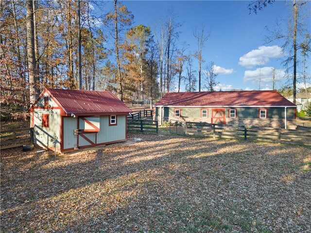 view of yard with an outdoor structure