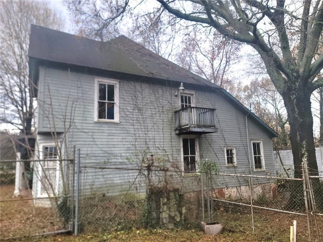 view of side of property featuring a balcony