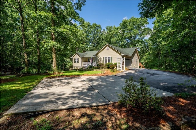 5584 Northwoods Rd, Clermont, GA 30527 - ranch-style home featuring a garage, driveway, and a front yard