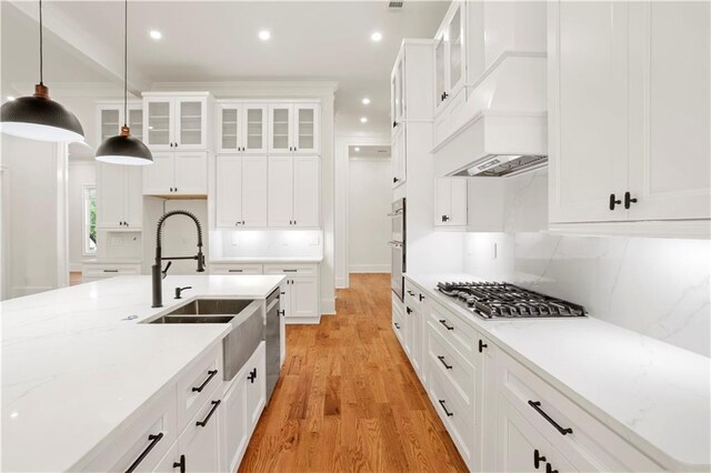 1525 Tapestry Rdg, Lawrenceville, GA 30045 - kitchen featuring pendant lighting, recessed lighting, a sink, light wood finished floors, and appliances with stainless steel finishes