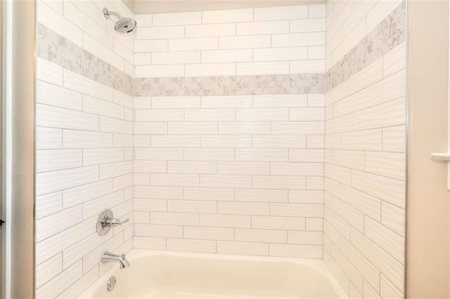 bathroom featuring tiled shower / bath combo