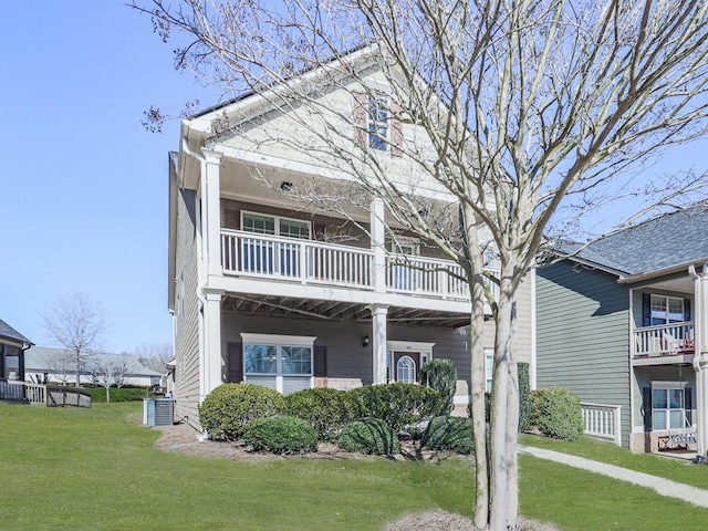 view of front facade featuring a front yard and cooling unit