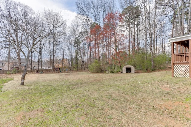 view of yard with an outdoor structure