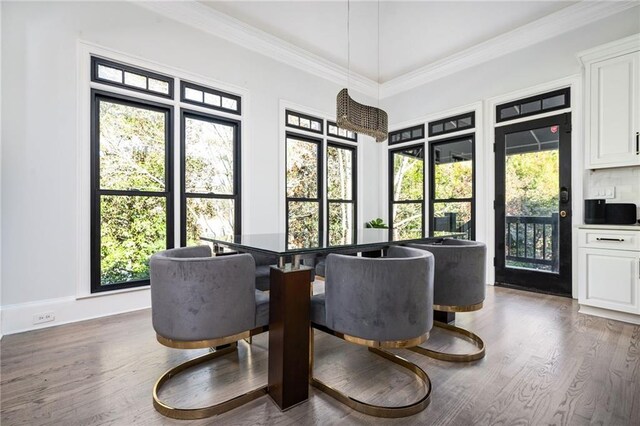 kitchen with custom exhaust hood, pendant lighting, a center island with sink, light hardwood / wood-style floors, and white cabinetry