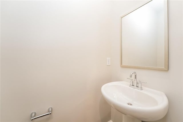 bathroom featuring sink