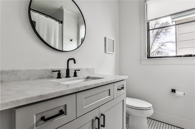 full bathroom featuring toilet, visible vents, baseboards, and vanity