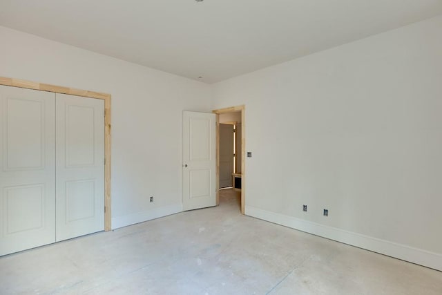 unfurnished bedroom featuring a closet