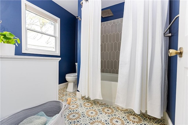 full bathroom with shower / bathtub combination with curtain, tile patterned floors, toilet, and baseboards