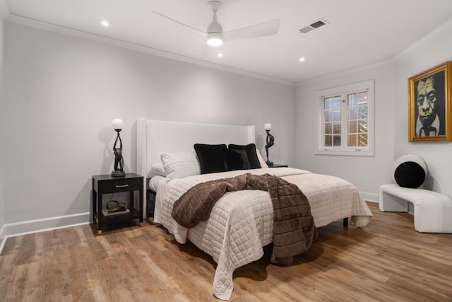 living area featuring crown molding, visible vents, wood finished floors, baseboards, and ceiling fan