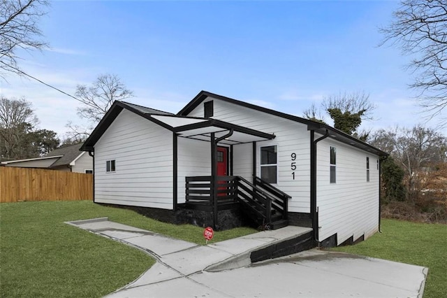 view of front facade with a front yard