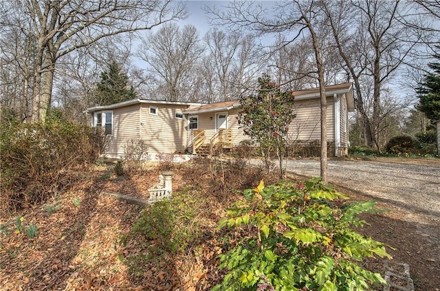 view of front of house with dirt driveway