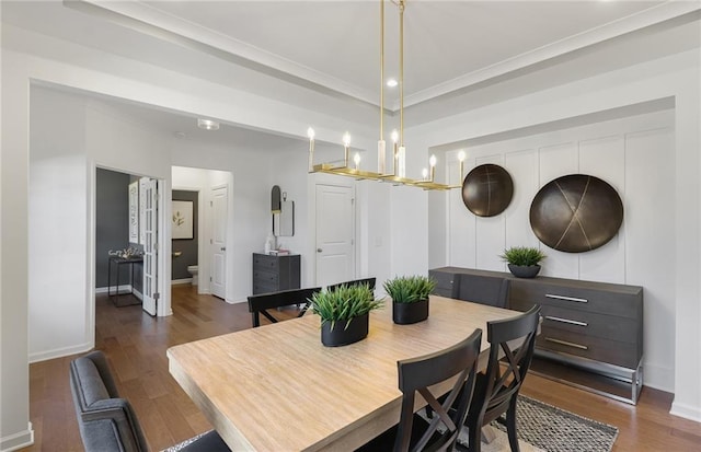 dining space featuring wood finished floors, recessed lighting, a notable chandelier, and baseboards