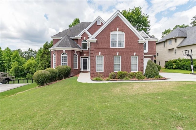 view of front of home featuring a front yard