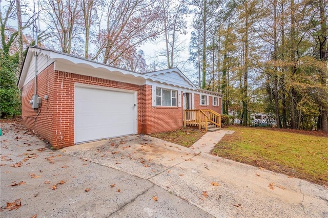 view of front of property featuring a garage and a front lawn