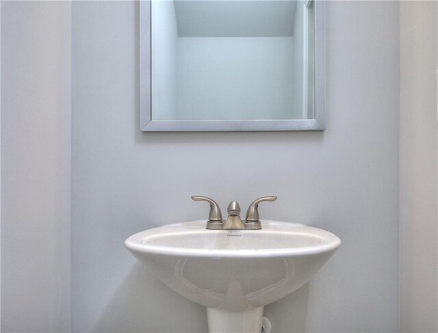 bathroom featuring sink