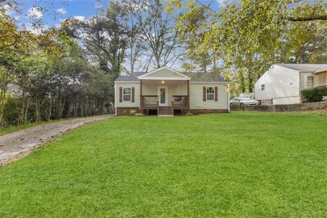 view of front of property featuring a porch and a front yard