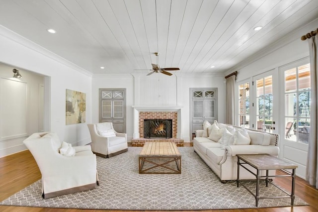 living area featuring light wood finished floors, recessed lighting, and crown molding