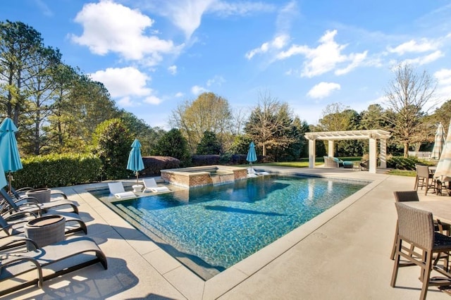 pool with an in ground hot tub, a patio area, and a pergola