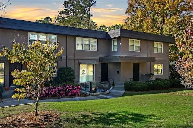 view of front facade featuring a lawn