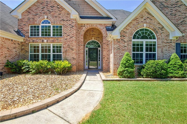 view of front of property featuring a front lawn