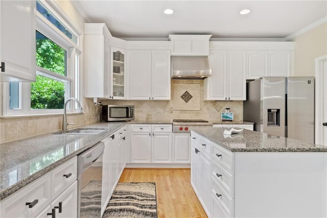420 Big Bend Trl, Sugar Hill, GA 30518 - kitchen with stainless steel appliances, a sink, ornamental molding, glass insert cabinets, and white cabinetry