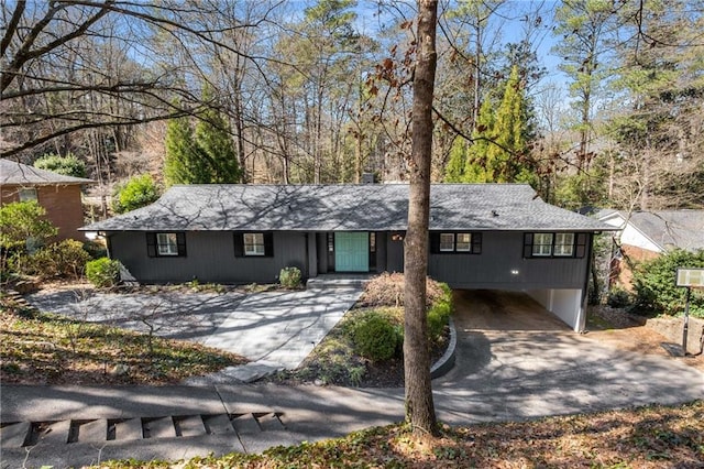 ranch-style home with driveway