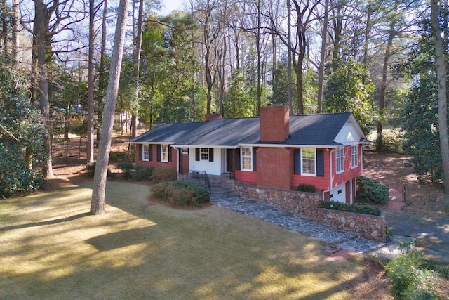 view of front of house featuring a front lawn and a garage