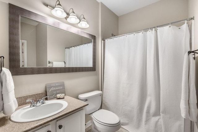 bathroom featuring a shower with curtain, vanity, and toilet