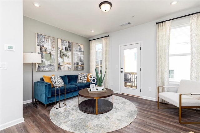 living area with visible vents, recessed lighting, wood finished floors, and baseboards