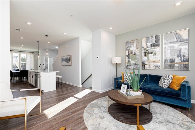 living room featuring dark wood-style floors, visible vents, recessed lighting, and baseboards