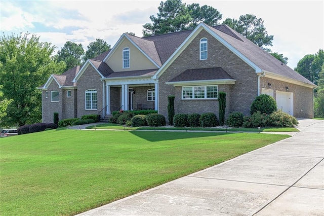 view of front facade featuring a front lawn