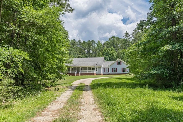 view of front of home featuring a front lawn