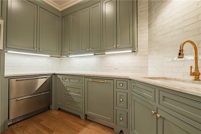 kitchen featuring crown molding, dark wood-style flooring, a sink, and tasteful backsplash
