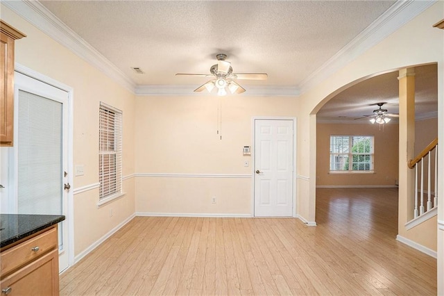 foyer entrance featuring crown molding, light hardwood / wood-style floors, and ceiling fan