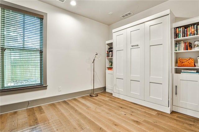 unfurnished bedroom with baseboards, visible vents, light wood-type flooring, a closet, and recessed lighting