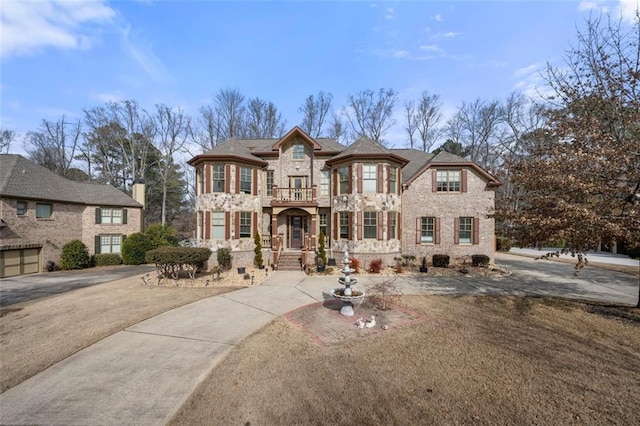 view of front of home featuring a balcony