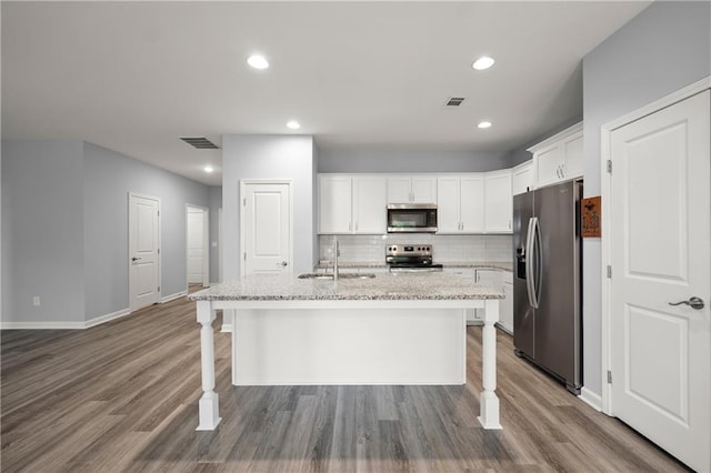 526 Wilbanks Rd, Alto, GA 30510 - kitchen featuring visible vents, decorative backsplash, stainless steel appliances, and a sink