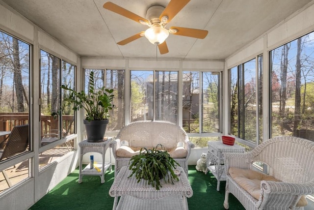 sunroom with ceiling fan