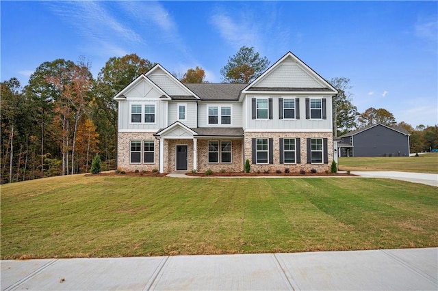 craftsman house featuring a front lawn