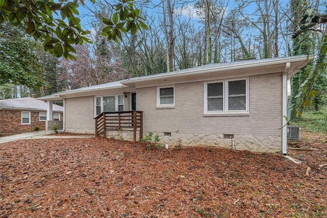 ranch-style house with crawl space and brick siding