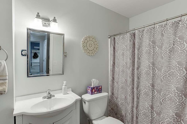 full bathroom featuring a shower with curtain, vanity, and toilet