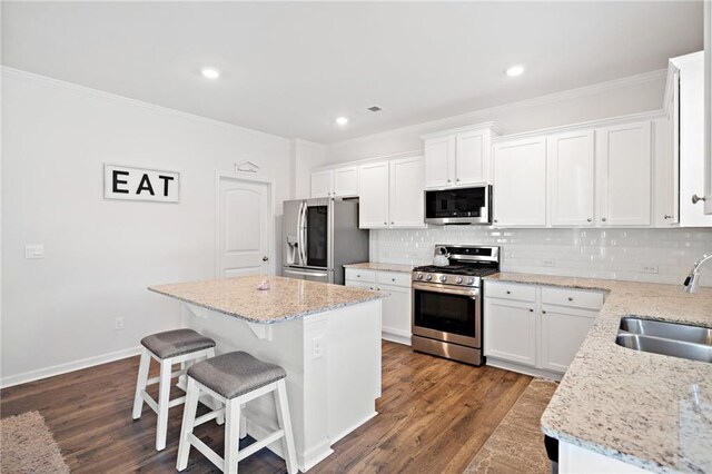 174 Sienna Blf, Dallas, GA 30132 - kitchen featuring a sink, stainless steel appliances, a kitchen island, and tasteful backsplash