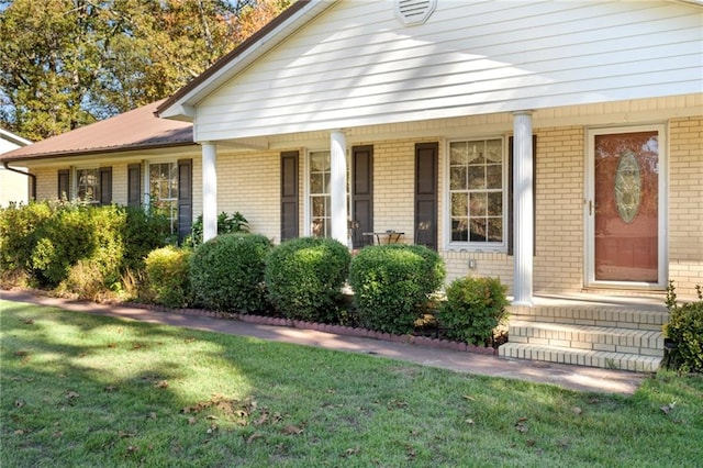 view of front of house with covered porch and a front lawn