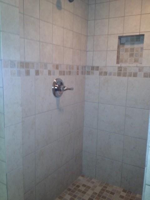 bathroom featuring a tile shower