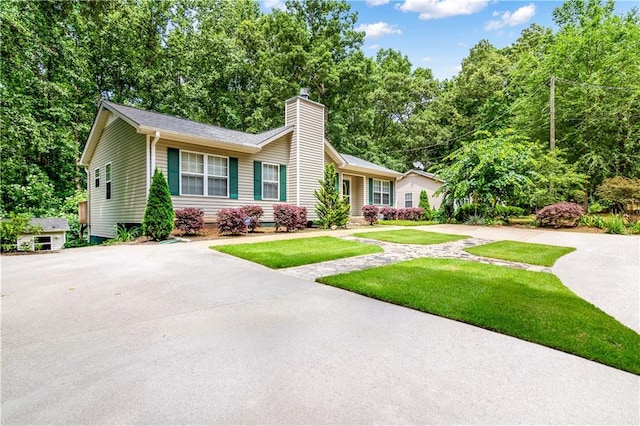 24 Arrow Ct, Lavonia, GA 30553 - single story home with a chimney, driveway, and a front yard