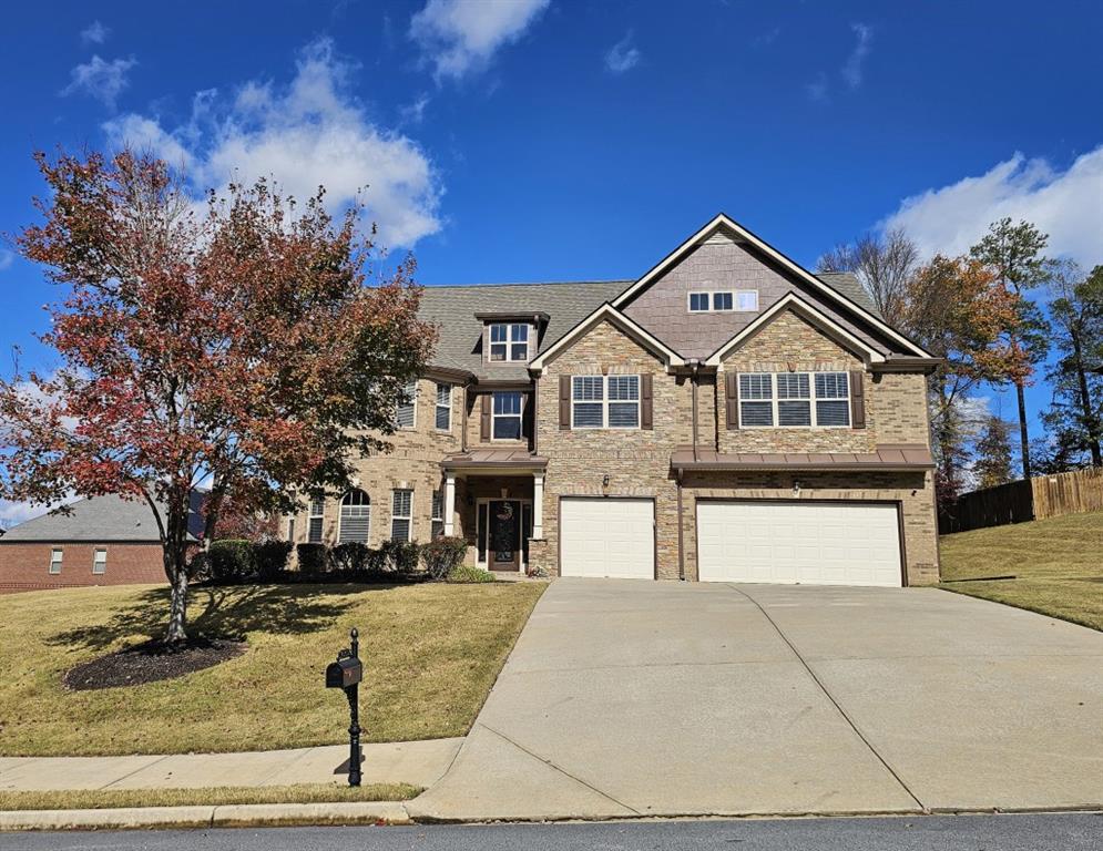 view of front of property featuring a front yard and a garage