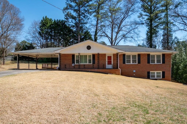 view of front of property featuring brick siding, driveway, a carport, and a front lawn